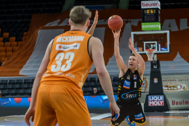 也贯穿了他 也贯穿了他